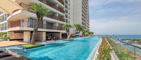 Udendørs pool, parasoller, liggestole