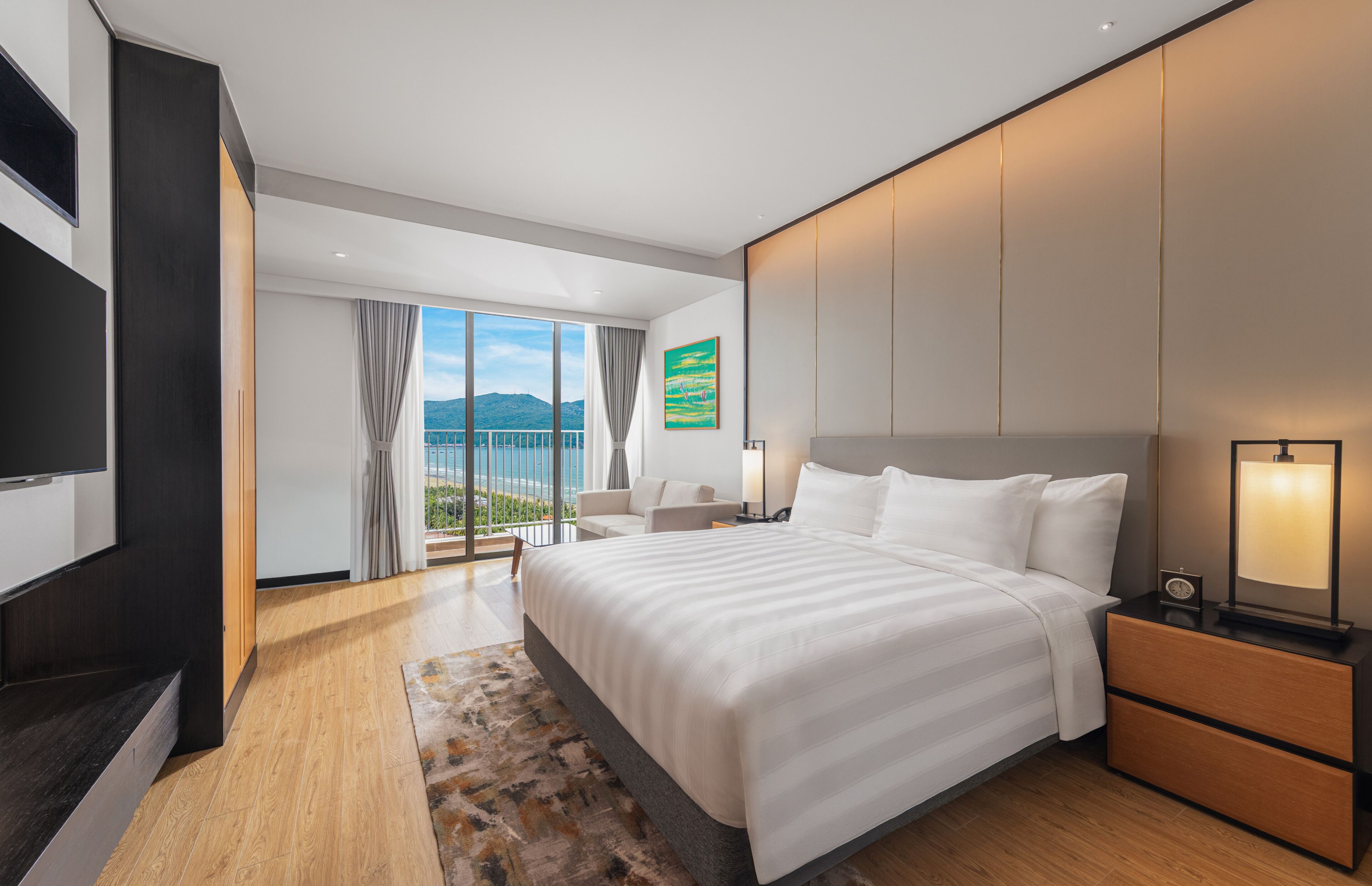 Deluxe King Studio with Balcony and Ocean View | Minibar, in-room safe, desk, blackout drapes