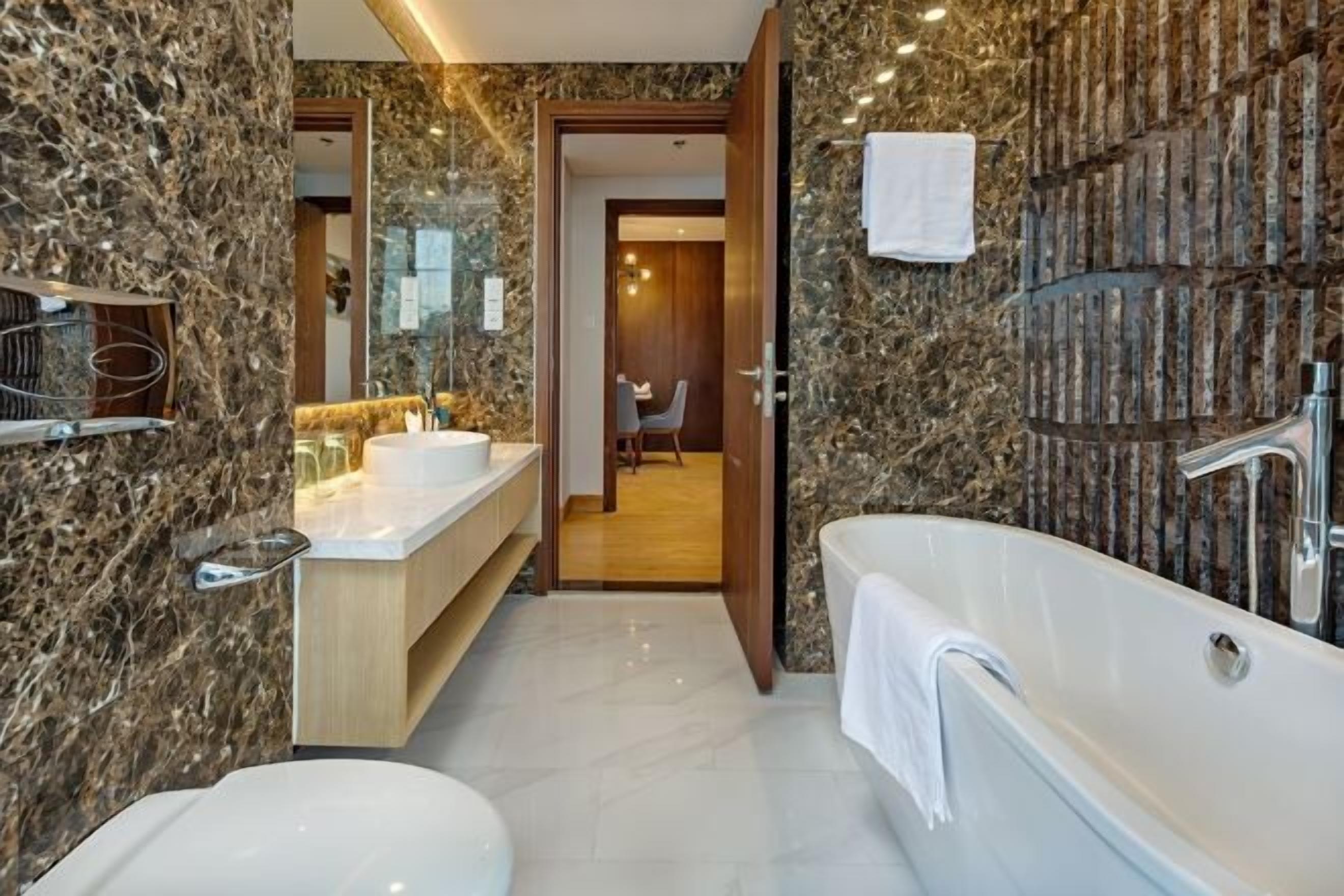 Hiustenkuivaaja, kylpytakit, tohvelit, pyyhkeet