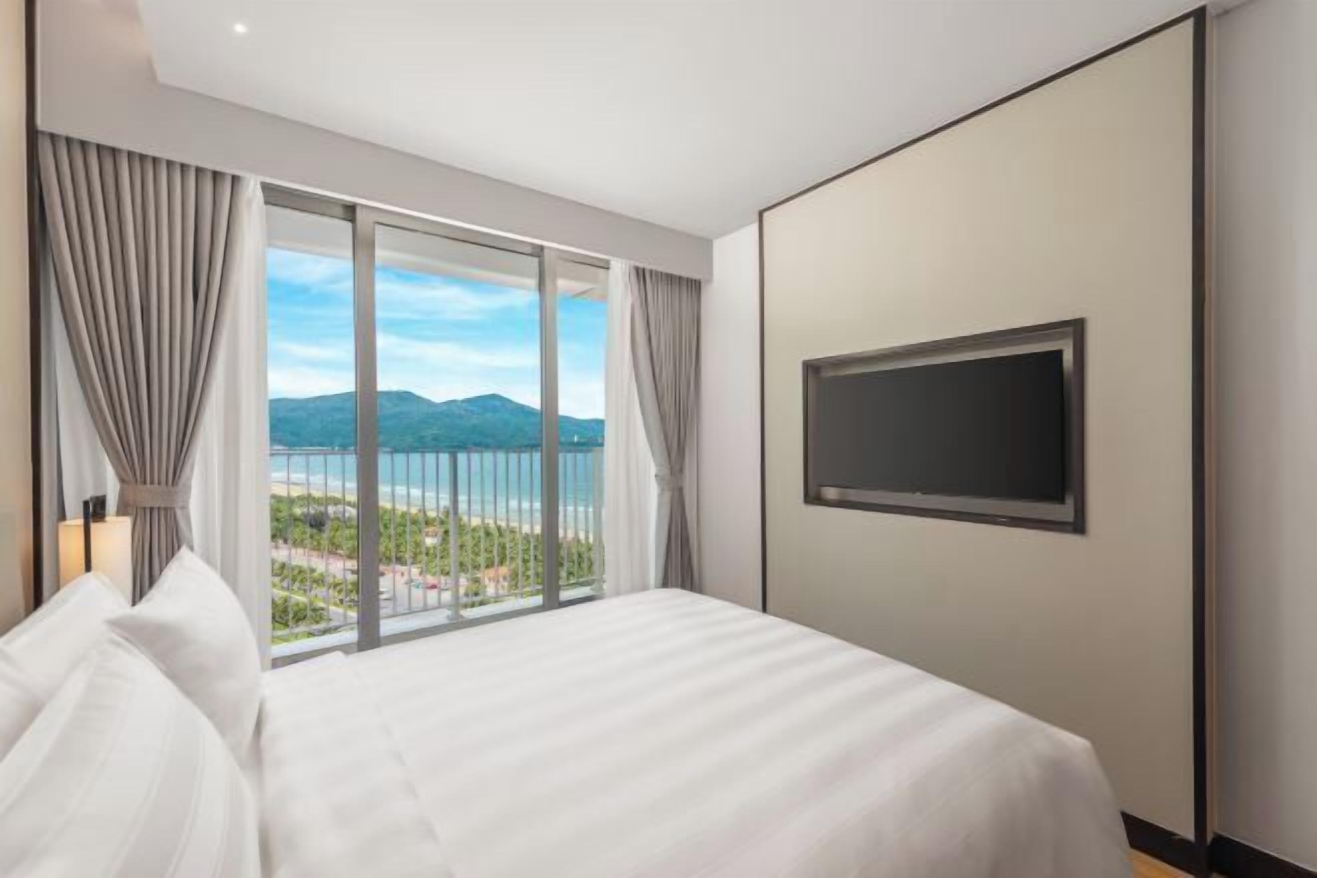 Minibar, caja de seguridad en la habitación y escritorio 