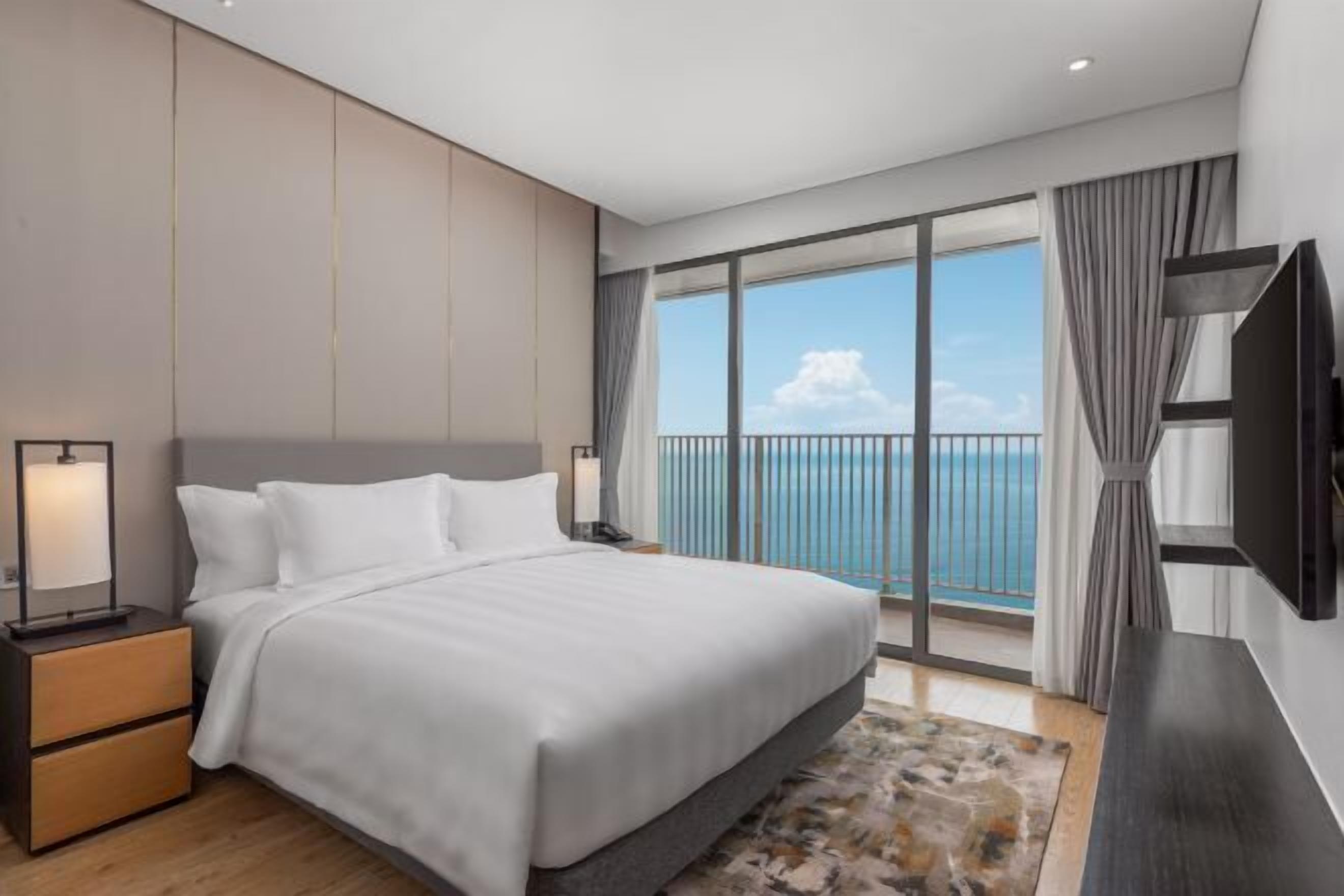 Minibaari, tallelokero huoneessa, työpöytä, pimennysverhot