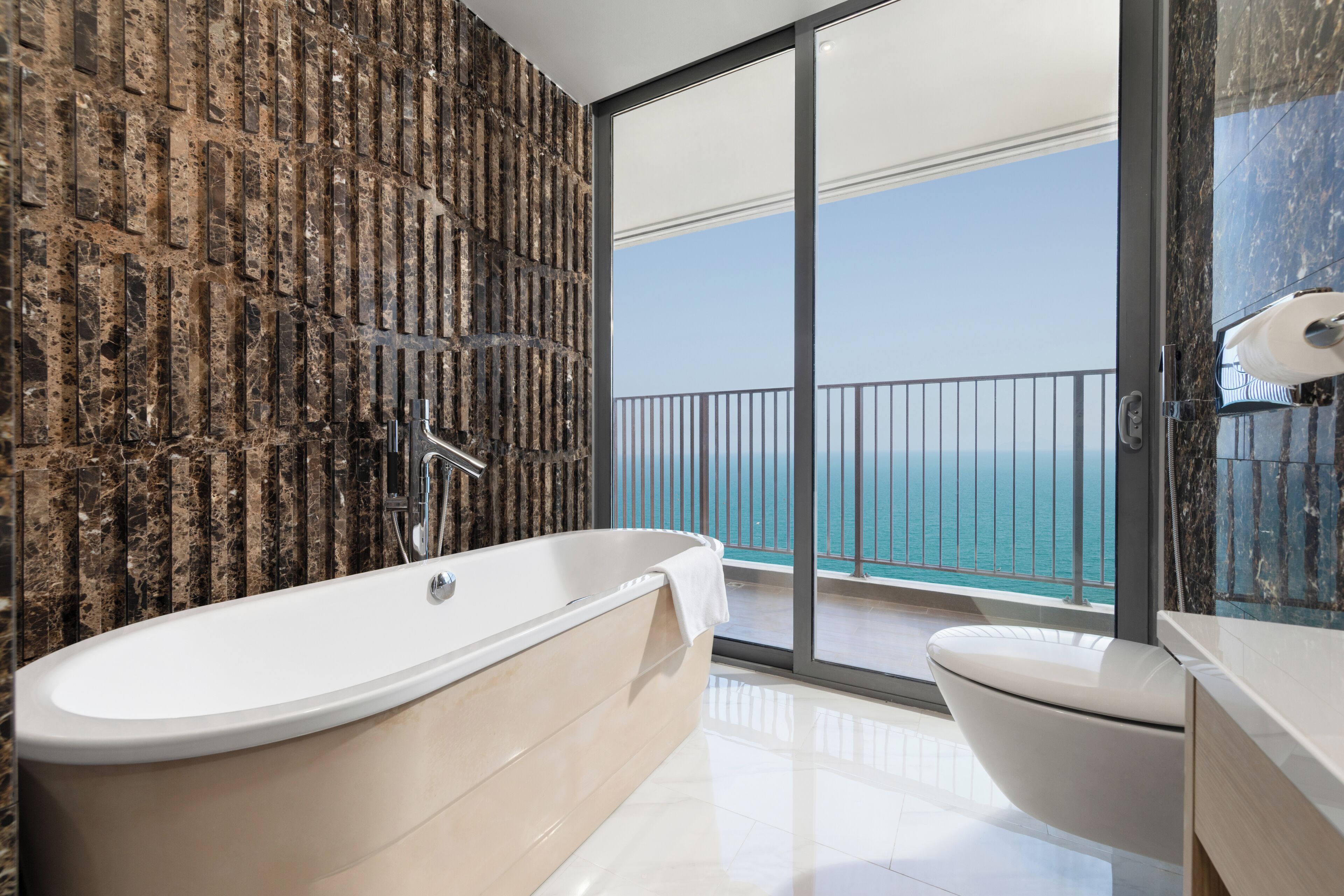 Suite Grand, 3 camere da letto, vista oceano (Panoramic) | Bagno | Asciugacapelli, accappatoio, pantofole, asciugamani