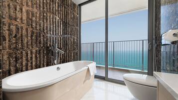 Suite Grand, 3 camere da letto, vista oceano (Panoramic) | Bagno | Asciugacapelli, accappatoio, pantofole, asciugamani