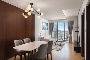  Deluxe Family One-Bedroom Suite with Balcony and Partial Ocean View | Udsigt fra værelset