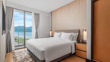 Minibar, coffres-forts dans les chambres, bureau, rideaux occultants