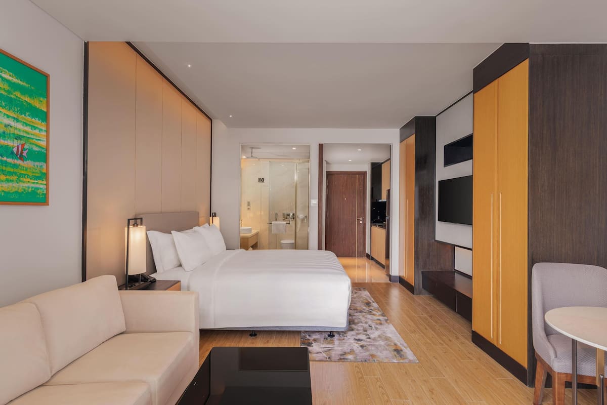 Frigobar, cofres nos quartos, escrivaninha, cortinas blackout