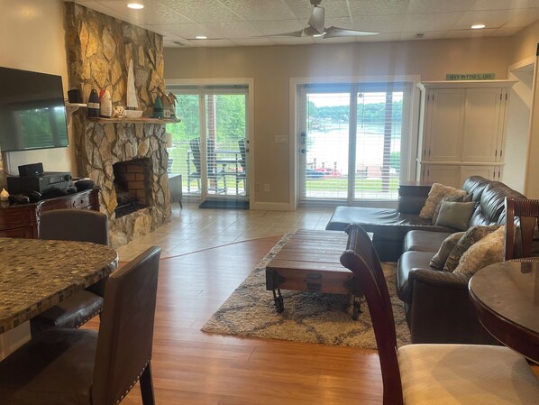 Smart TV, fireplace, books, stereo