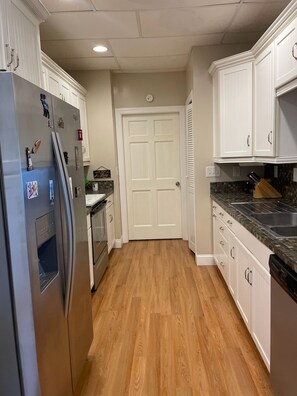Fridge, microwave, oven, stovetop - Lakefront Private Basement Suite in Charlotte with Spectacular Sunset Waterfront (Charlotte)