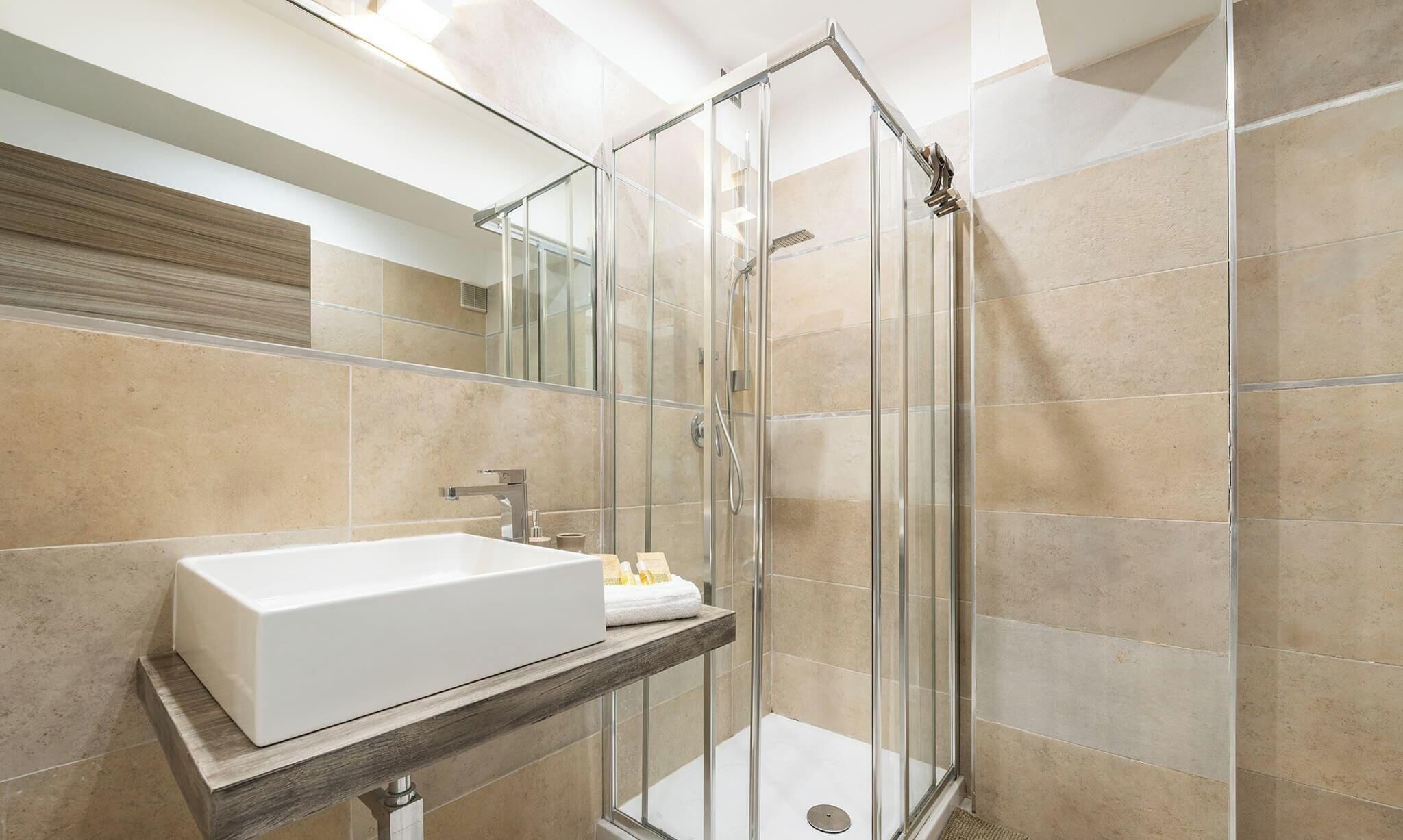 Dusche, Haartrockner, Handtücher, Seife