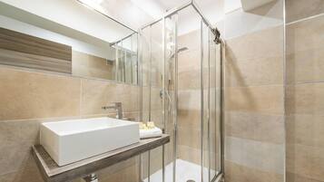 Dusche, Haartrockner, Handtücher, Seife