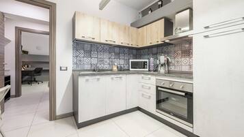 Kühlschrank, Mikrowelle, Ofen, Herdplatte