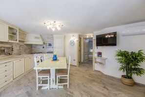 Een koelkast, een magnetron, een oven, een vaatwasser