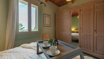 6 makuuhuonetta, silitysrauta/-lauta, ilmainen Wi-Fi, vuodevaatteet