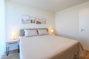 2 habitaciones, escritorio y tabla de planchar con plancha 