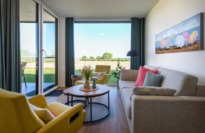 TV, books - Lykke vacation apartment - pure sea view. Sauna. Family-friendly. (Fehmarn)