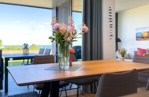 Dining - Lykke vacation apartment - pure sea view. Sauna. Family-friendly. (Fehmarn)