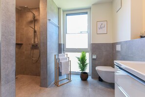 Dusche, Haartrockner, Handtücher