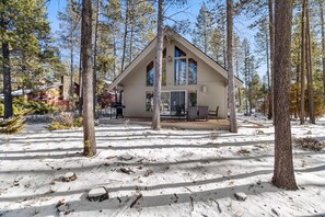 Exterior - Chalet Squatch - Cozy-Luxe Cabin Near Village & SHARC! (Sunriver)