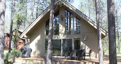 Chalet Squatch - Cozy-Luxe Cabin Near Village & SHARC!