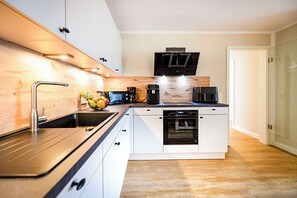 Køleskab, mikrobølgeovn, ovn, kogeplade