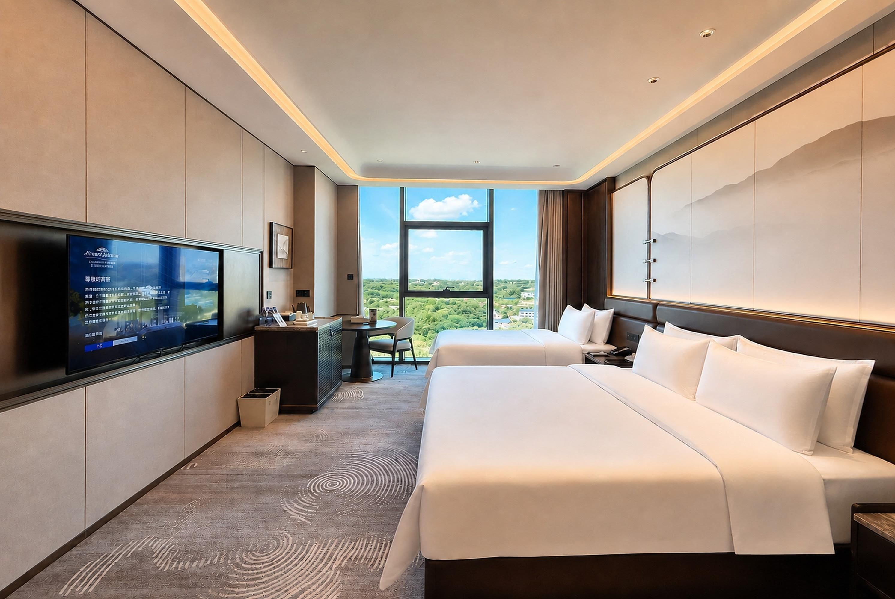 Habitación de hotel con una cama grande, un escritorio, un televisor y vistas al exterior.