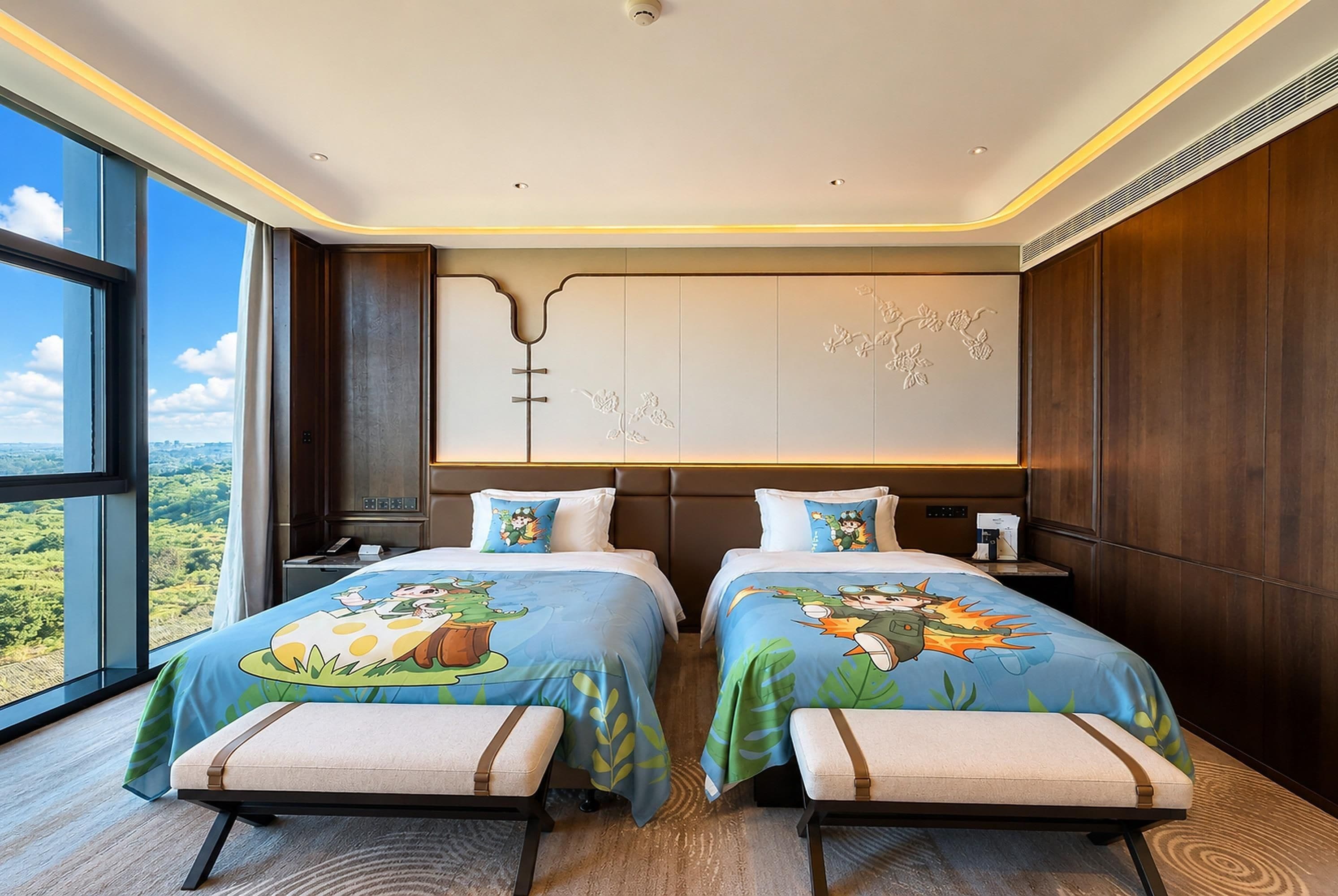 Una habitación de hotel con dos camas, un ventanal grande y vistas al paisaje.