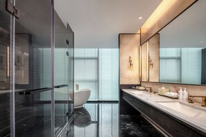 Deluxe Suite, 1 King Bed, Non Smoking | Bathroom | Rainfall showerhead, hair dryer, bathrobes, slippers - Howard Johnson By Wyndham Guotou Plaza Zigong (Zigong)