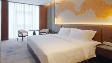 Edredons de pluma, frigobar, cofres nos quartos, cortinas blackout