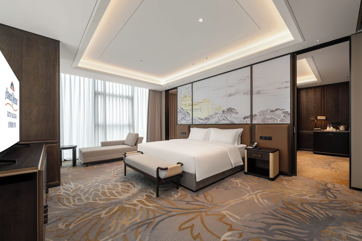 Deluxe Suite, 1 King Bed, Non Smoking | Down duvets, minibar, in-room safe, blackout curtains