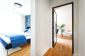 Ein Schlafzimmer mit einem Bett, einer blauen Decke und einem Nachttisch.