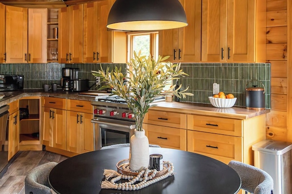 Een microgolfoven, een oven, een kookplaat, een vaatwasser