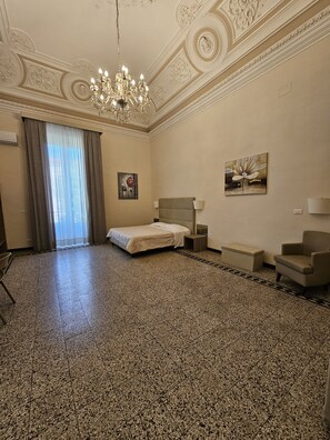 Deluxe Suite | Desk, laptop workspace, free WiFi - ETNEA ROYAL SUITES (Catania)