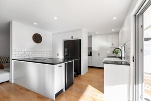 Fridge, microwave, oven, stovetop - The Oceanic (Warana)