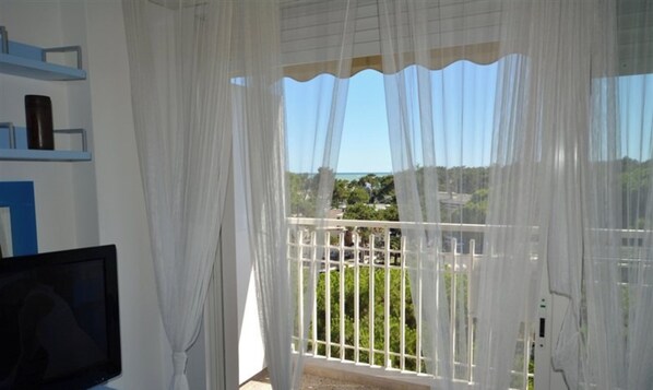 Apartment, Multiple Bedrooms, Balcony, Ocean View | Room amenity