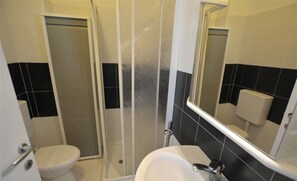 Apartamento, varias habitaciones, balcón, vistas al mar | Baño