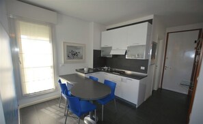 Appartamento, camere multiple, balcone, vista oceano | Interni