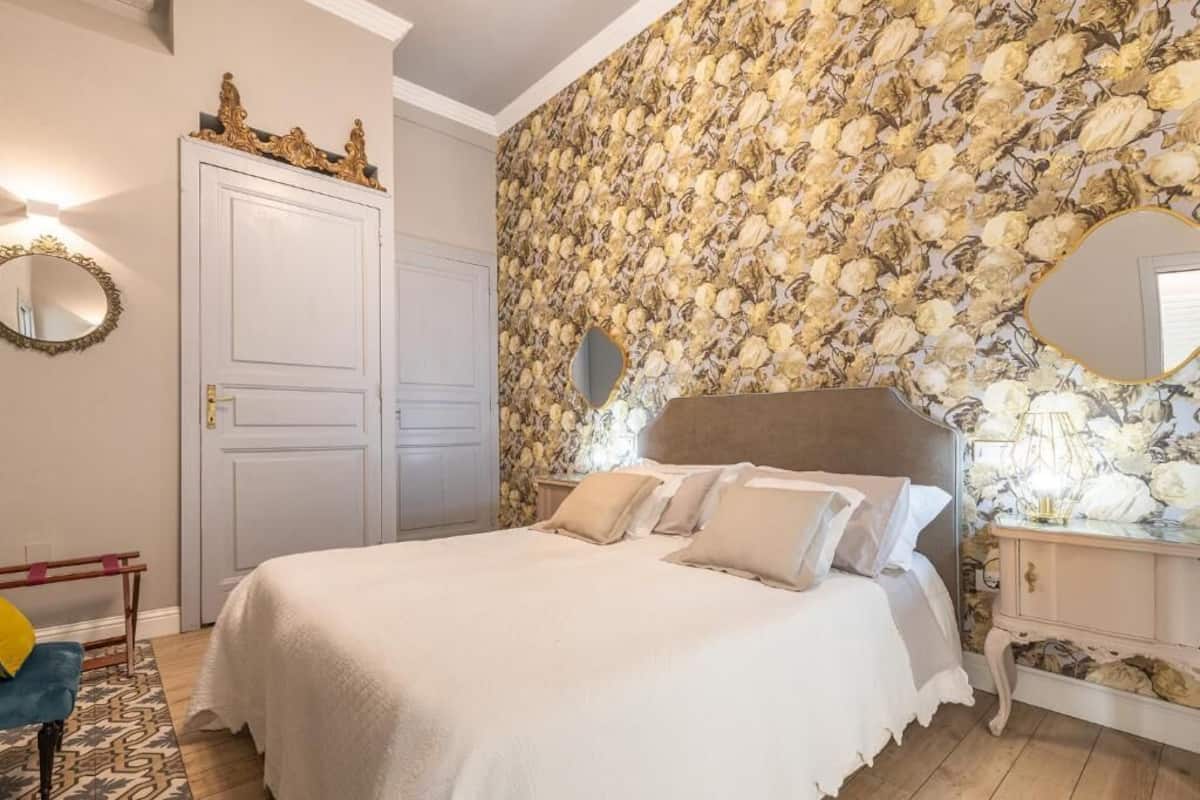 Ropa de cama de alta calidad y tabla de planchar con plancha