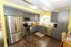 Jääkaappi, mikroaaltouuni, uuni, liesi