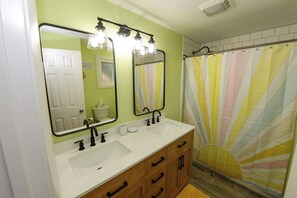 Shower, hair dryer, towels, soap - Colorful & Fun 3br/2ba GEM in East Tawas - Close to Sand, Shops, and Sunrises! (East Tawas)