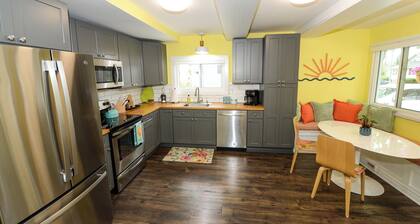 Colorful & Fun 3br/2ba GEM in East Tawas - Close to Sand, Shops, and Sunrises!