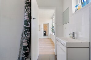 Interior - Spacious and Idyllic Unit in Little Manly (Manly)