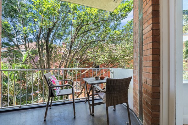 Outdoor dining - Spacious and Idyllic Unit in Little Manly (Manly)