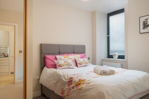 2 bedrooms, free WiFi, bed sheets - Charming, Comfortable Flat - PassTheKeys (Bushey)