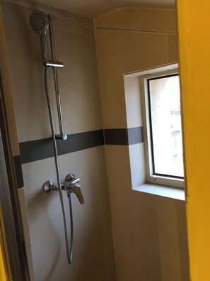 Douche, sèche-cheveux, serviettes fournies, savon