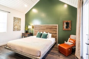 6 bedrooms, desk, iron/ironing board, travel cot