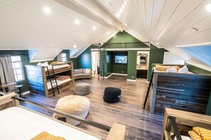 6 bedrooms, desk, iron/ironing board, travel cot