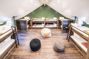 6 Schlafzimmer, Schreibtisch, Bügeleisen/Bügelbrett, Reisekinderbett