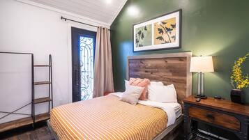 6 bedrooms, desk, iron/ironing board, travel cot