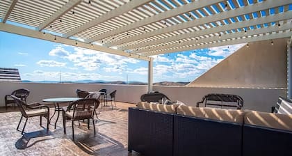 Spacious Oasis, Rooftop Views , Hot Tub, Sleeps 34