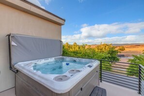 Bañera de hidromasaje al aire libre